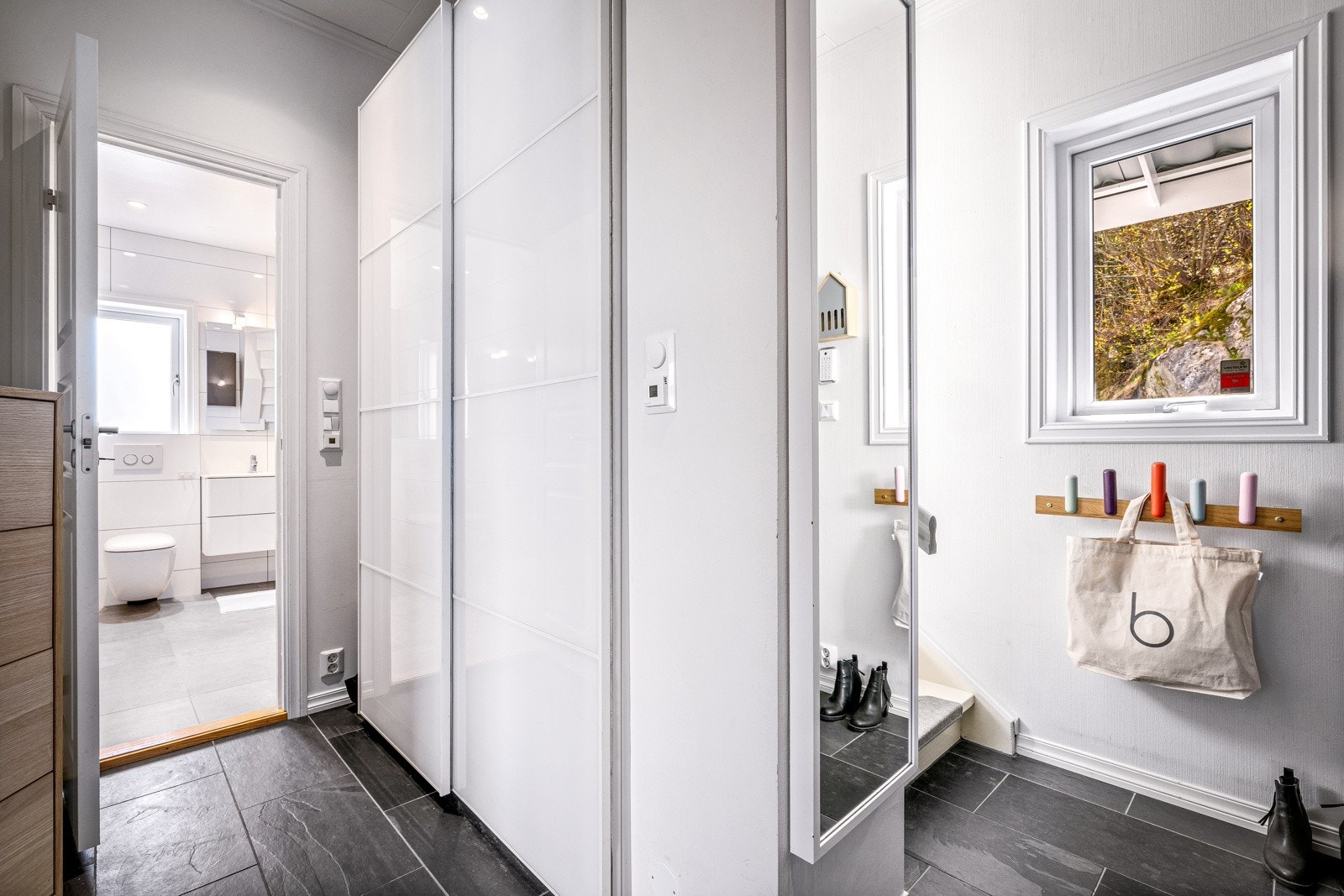 - Godt med oppbevaringsplass i garderobeskap - Galleribilde