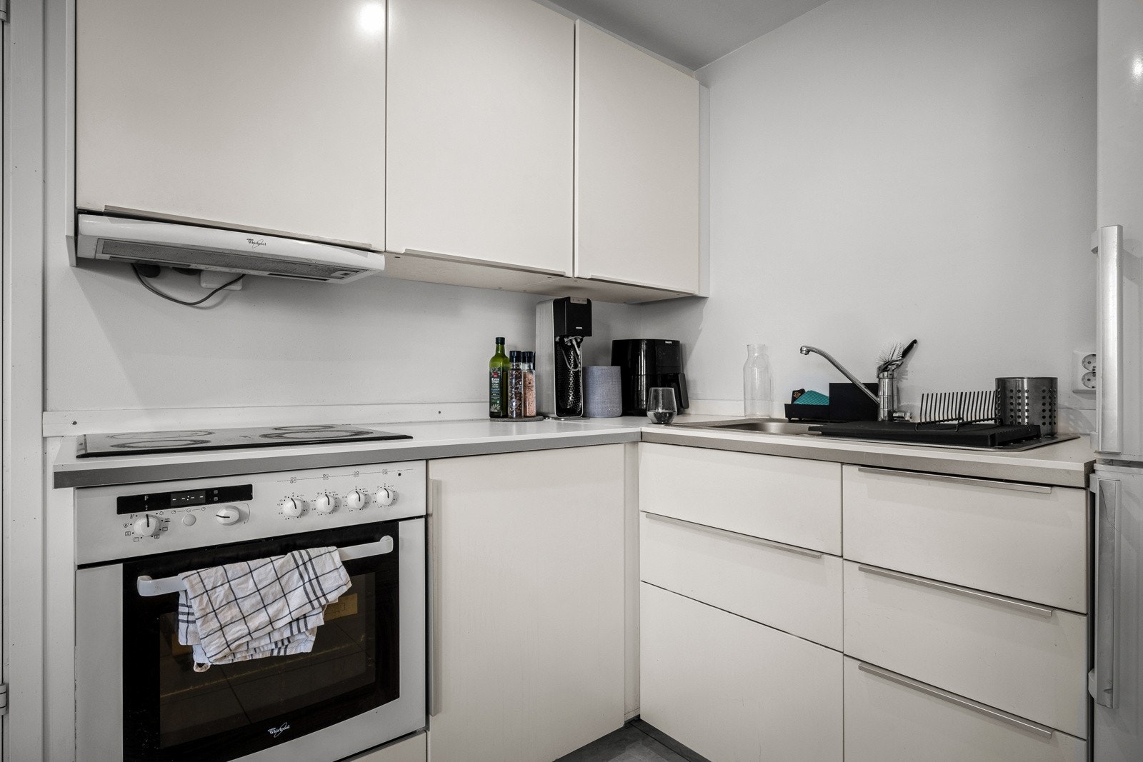 - Kjøkken med slette lyse fronter - Galleribilde