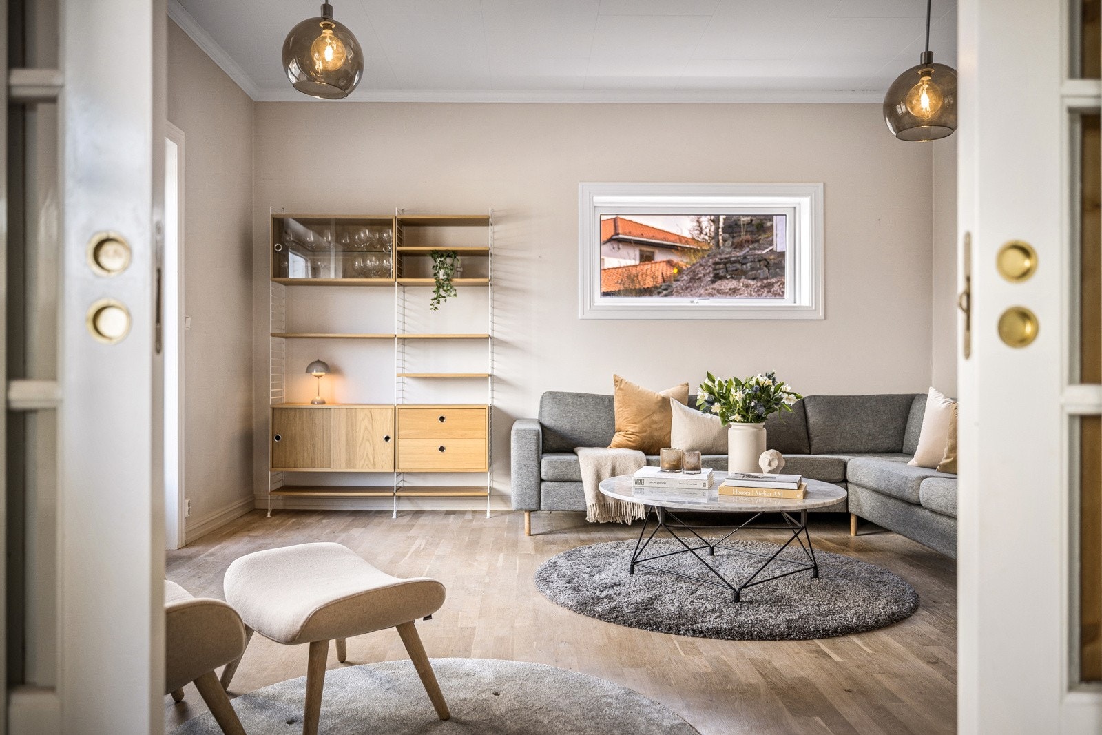 - Via doble skyvedører kommer man inn i stuen - Galleribilde
