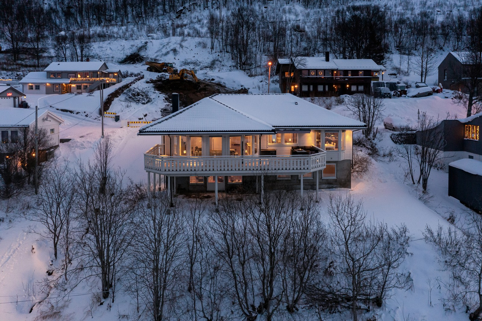 Boligen ligger meget familievennlig og fint til med nærhet til turområder, fjellheisen, skole, barnehage og pyramiden.