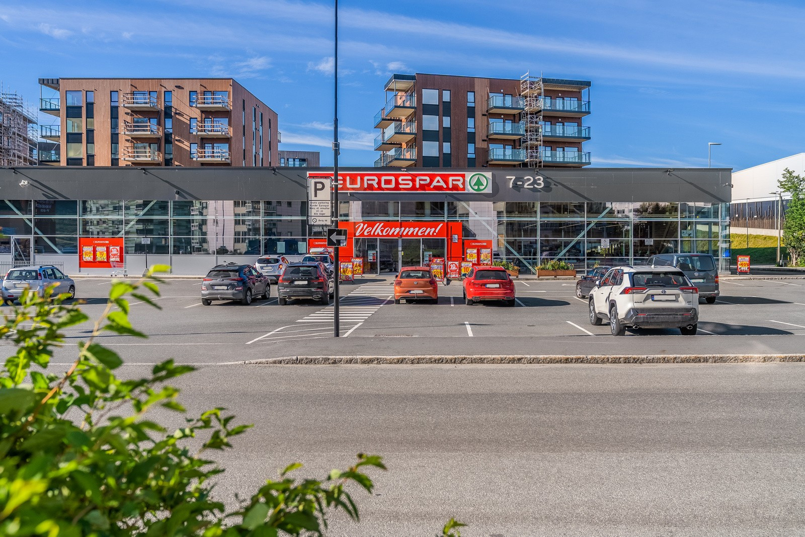 Et steinkast unna leiligheten ligger den populære Eurospar Strandvegen, Rema 1000 og apotek.