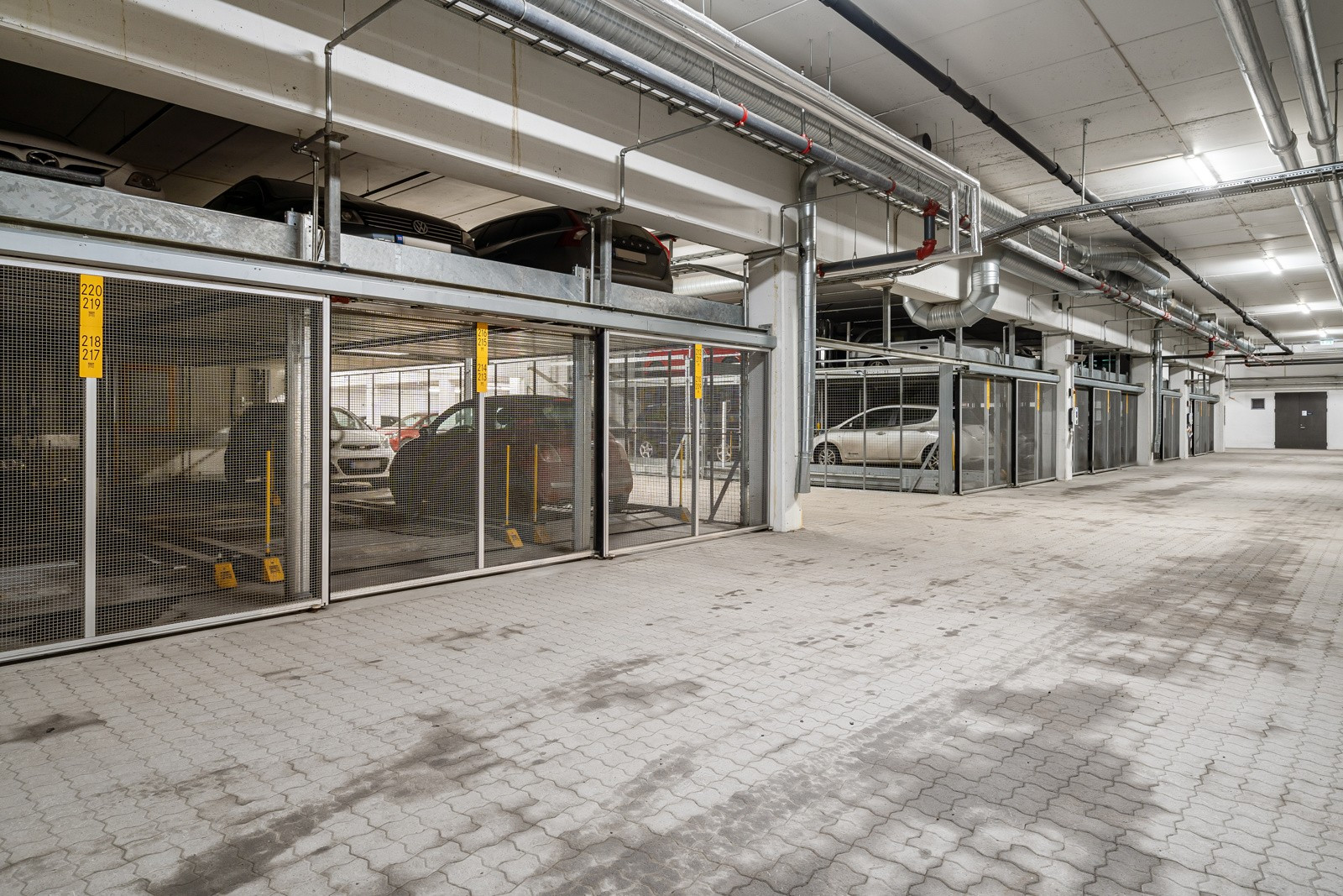 Parkering i felles garasjeanlegg. I anlegget er det også gjesteparkeringer for besøkende.