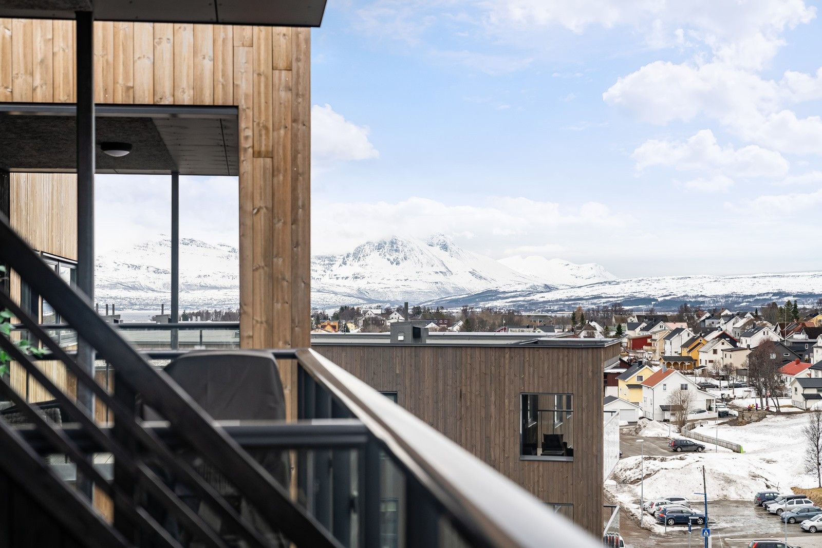 Her har du utsikt mot fjellene i sør og nærhet til flotte turområder samt gangavstand til sentrum!