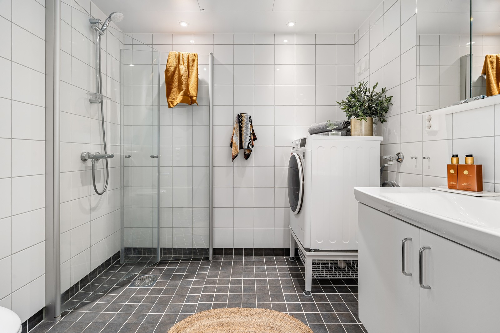 På badet har du stort dusjhjørne med innfellbare dører, vegghengt toalett og plass til vaskemaskin.