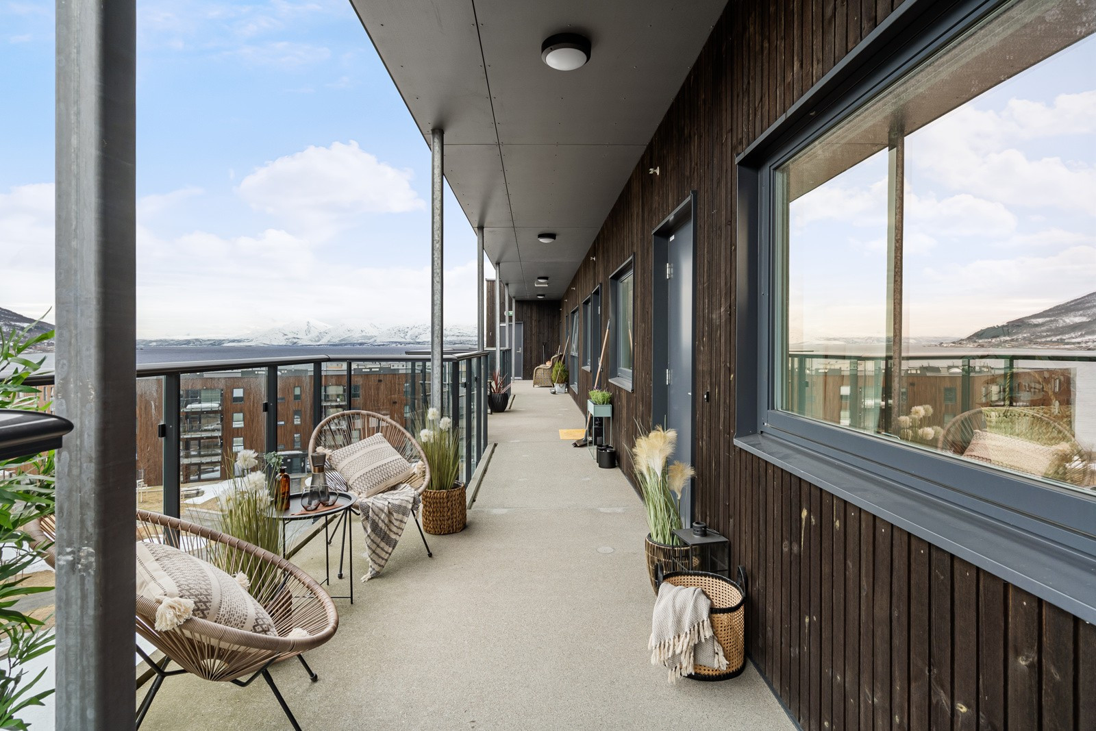 Flott inngangsparti med plass til utemøbler og beplantning!