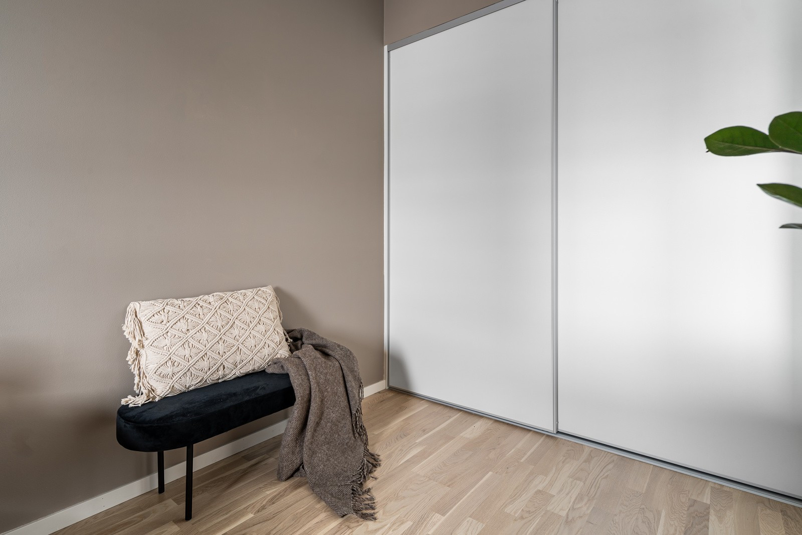 Rikelig med klesoppbevaring i skyvedørsgarderobe.