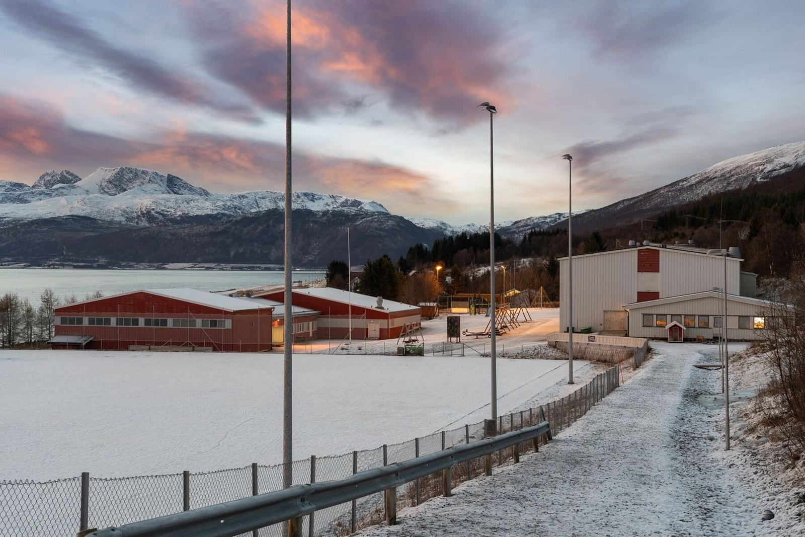 Fra feltet er det kort vei til skolen på Hansnes. Galleribilde