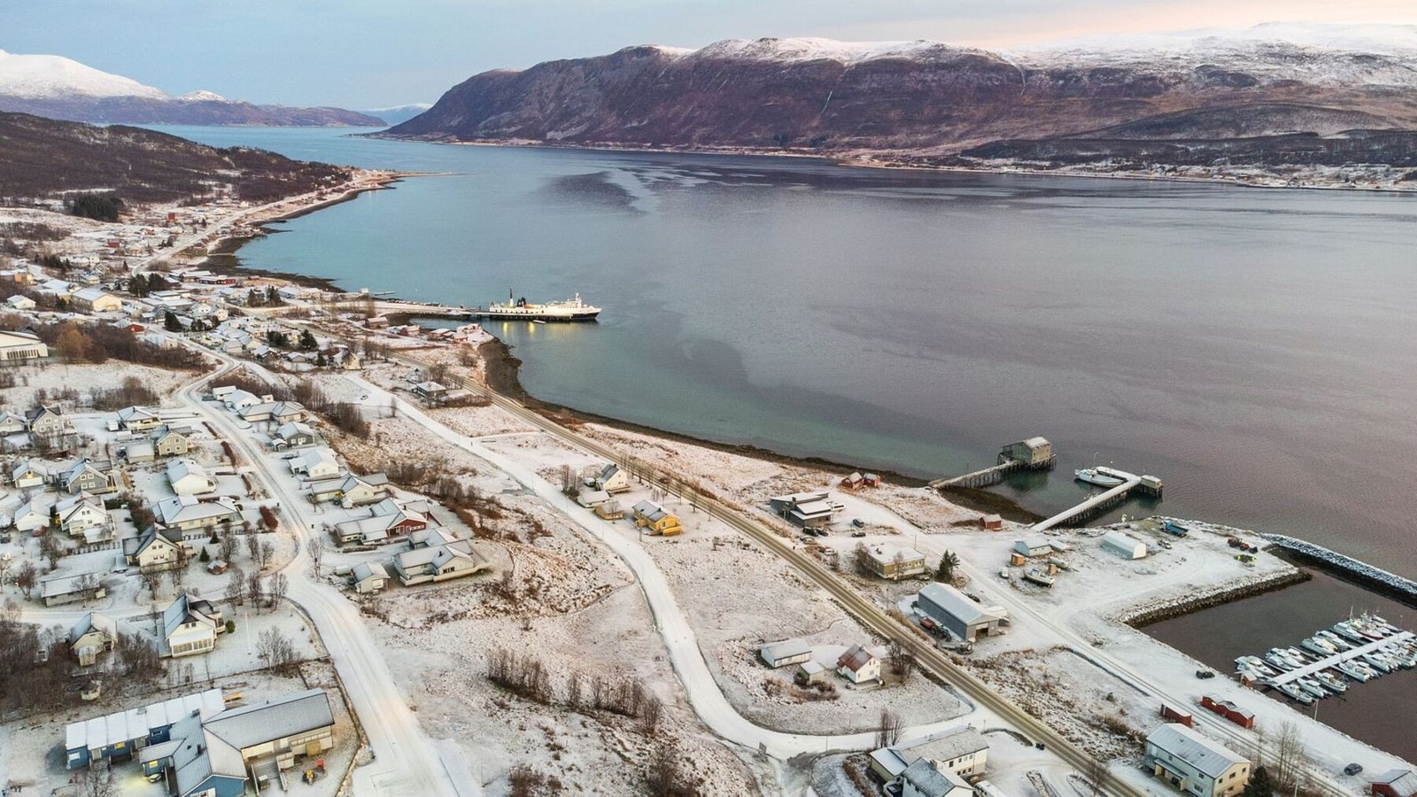 Feltet ligger rett ovenfor småbåthamna på Hansnes. Galleribilde