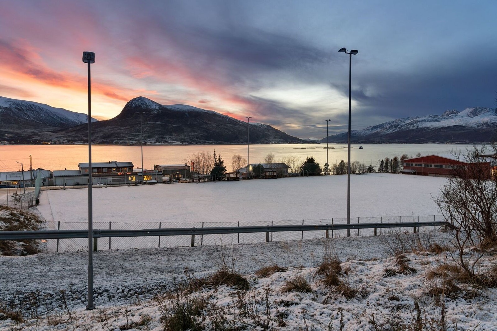 Ved skolen er det stor fotballbane hvor det er stor aktivitet fra morgen til kveld. Galleribilde
