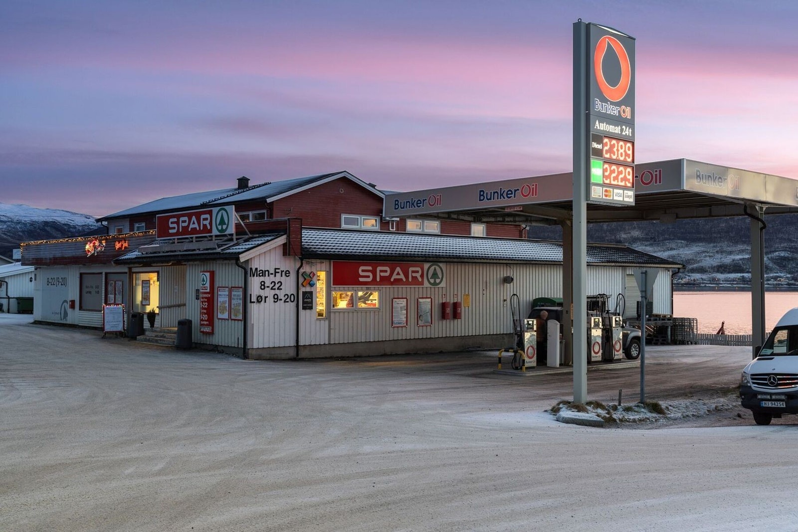 Sentralt på Hansnes ligger lokalbutikken med bensinpumper. Galleribilde