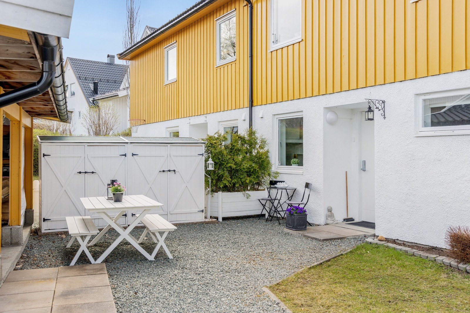Sokkeletasjen har egen inngang og ny inngangsdør fra 2021 og hageflekk med morgensol. Galleribilde
