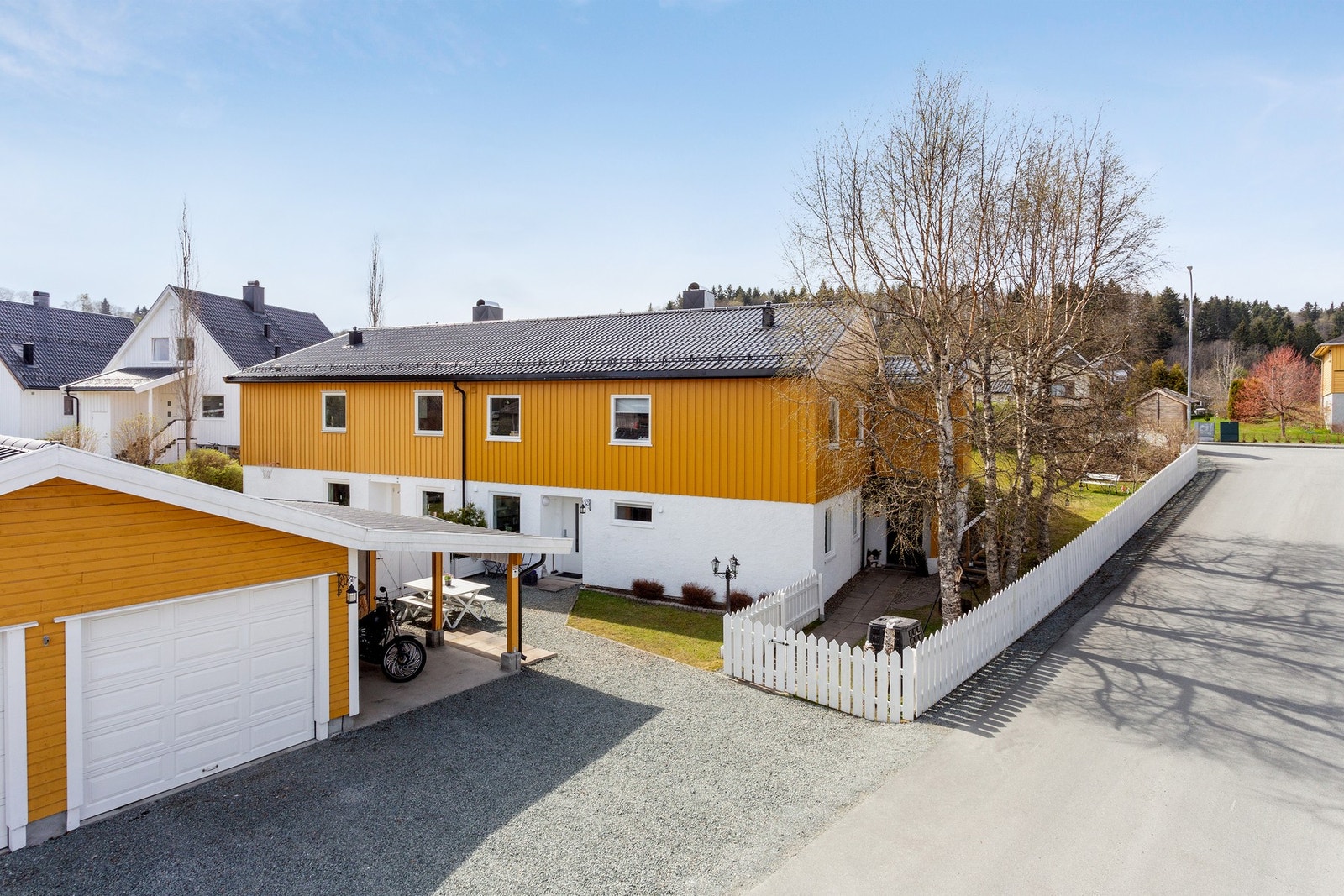 Mye parkering - Garasje, carport og oppstillingsplass på egen tomt. Garasjen er tilkoblet strøm som gir lademulighet. Galleribilde