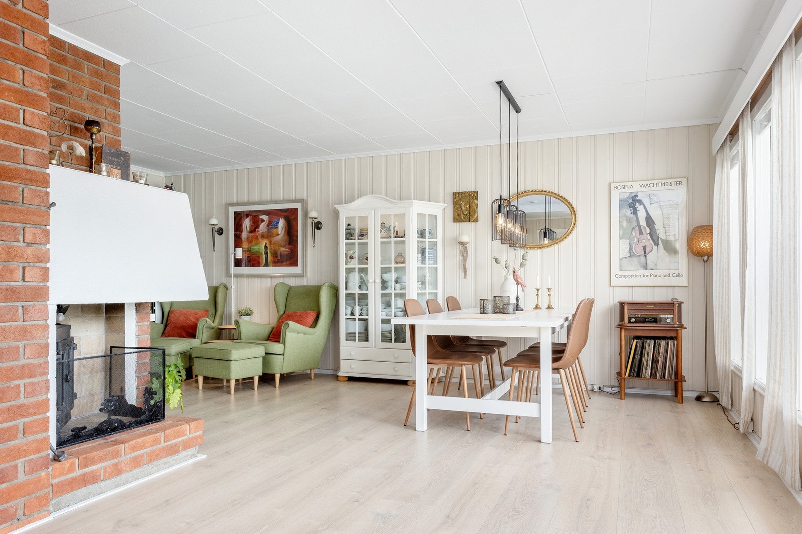 Stuen gir rom for en stor spisestue med et langt spisebord Galleribilde