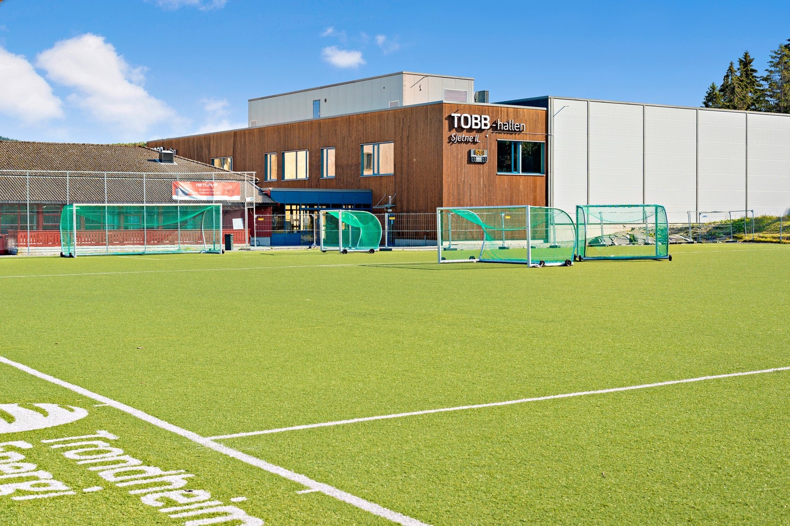 Bak skolen har du en meget flott kunstgress fotballbane Galleribilde