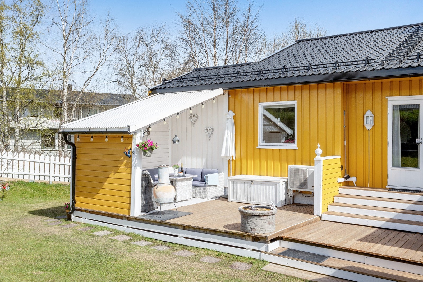 Nyt taktekking i 2021 med undertak og lekter samt takrenner. Galleribilde