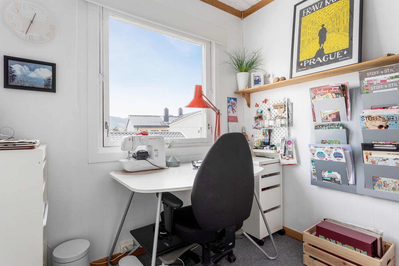 Kontor og hobbyrom på 5,5 kvm. Et passende rom som også kan brukes som barnerom. Dette rommet var tidligere trapperom ned til kjelleren. Galleribilde