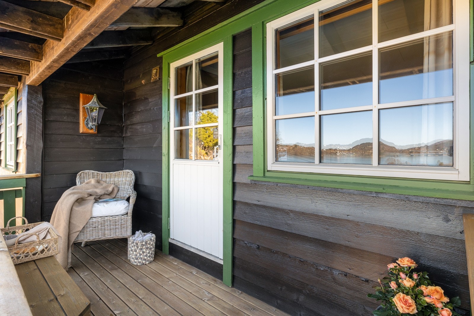Fra hovedsoverom er det utgang til balkong på ca. 4,8m2. Denne er oppført i trekonstruksjoner med rekkverk og terrassebord i trevirke. Galleribilde