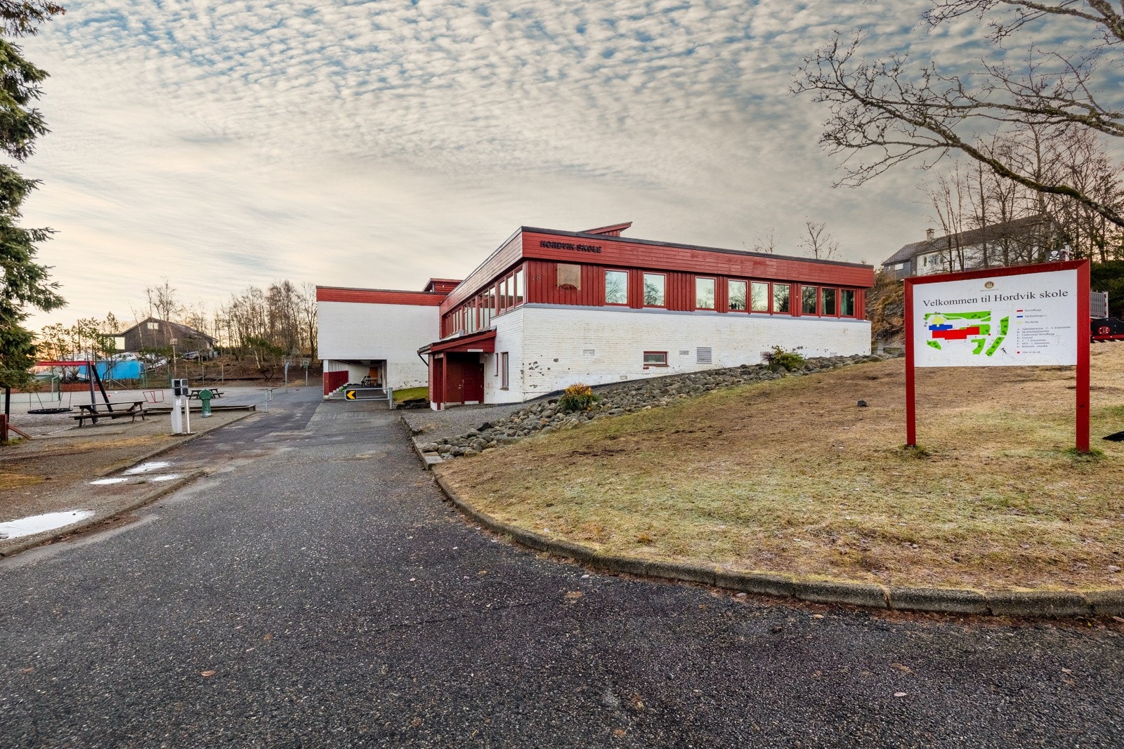 Hordvik skole ligger ca 2 km unna. Galleribilde