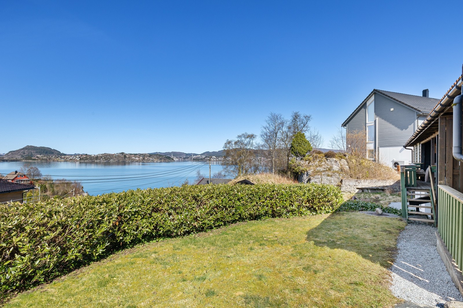 Hage med gruset sti rundt boligen. Galleribilde