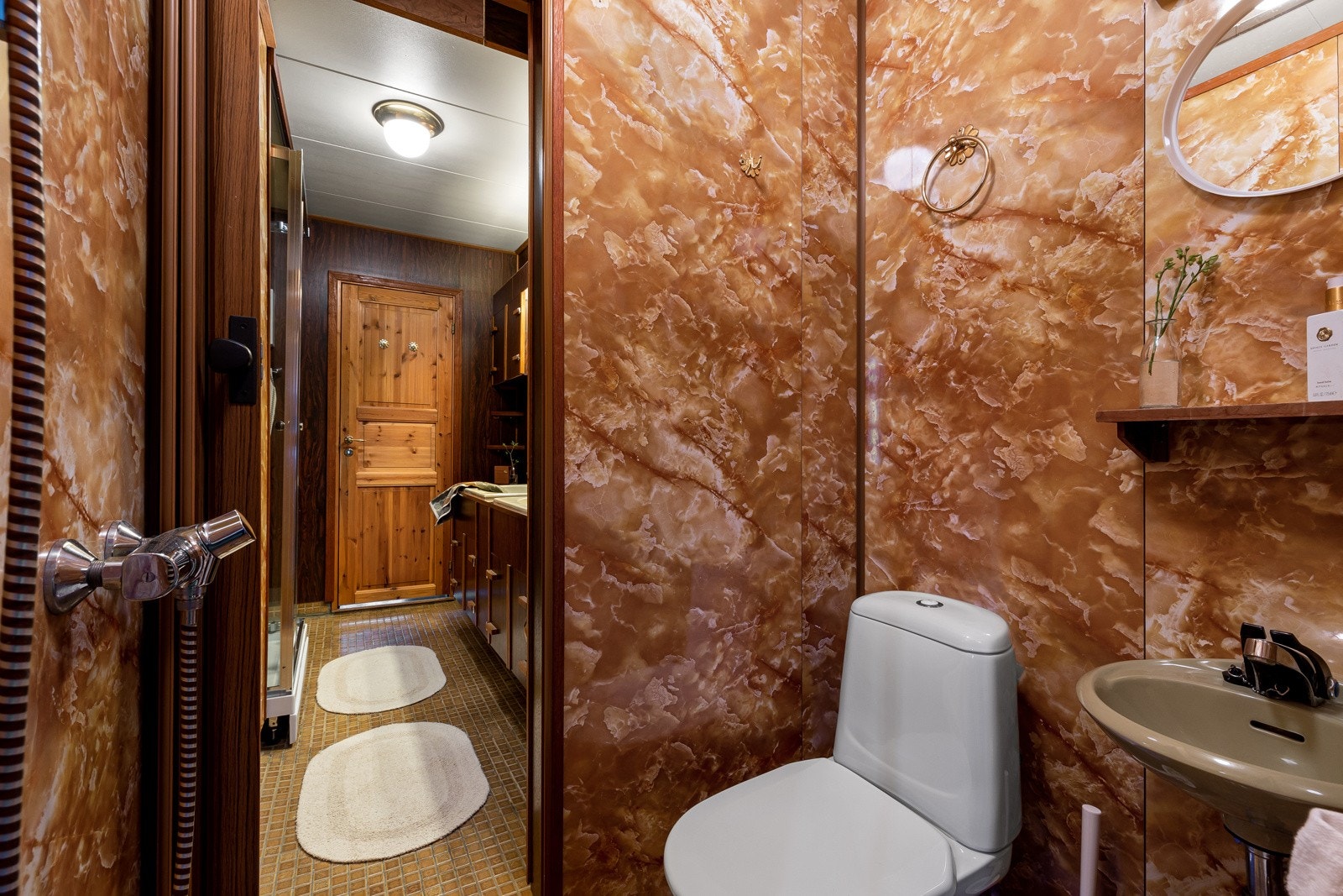 Videre fra badet er det skyvdeør inn til dusjrom med toalett og vask. Galleribilde