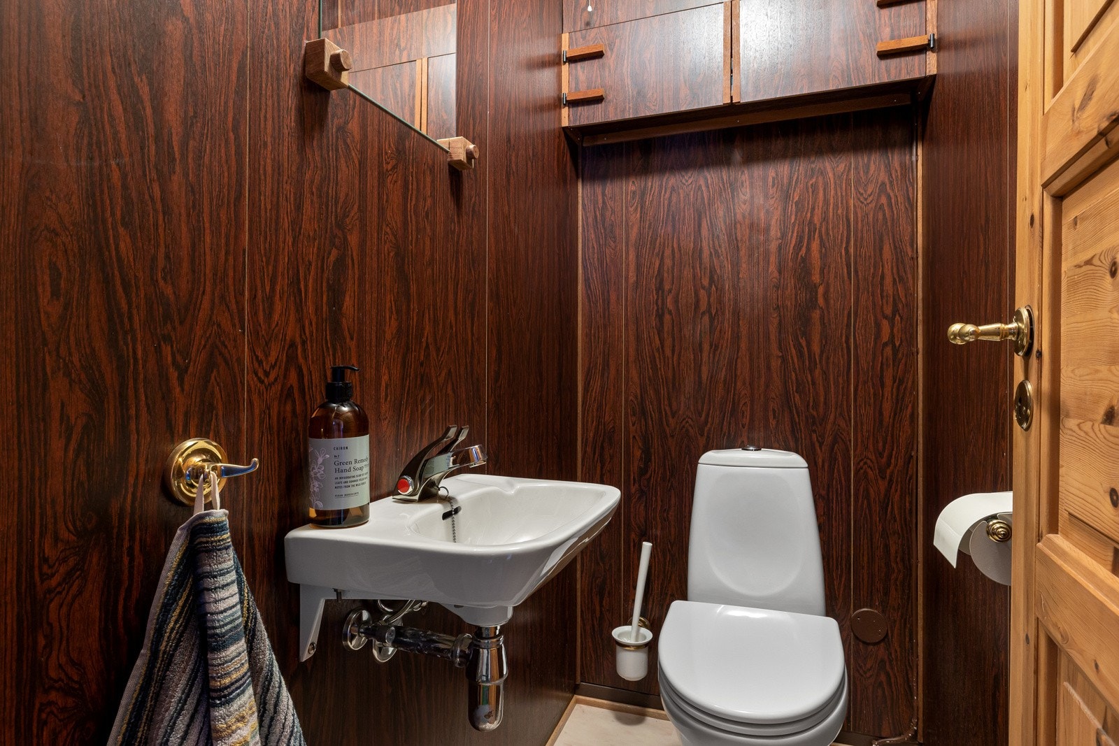 Toalettrom med wc og vask. Galleribilde