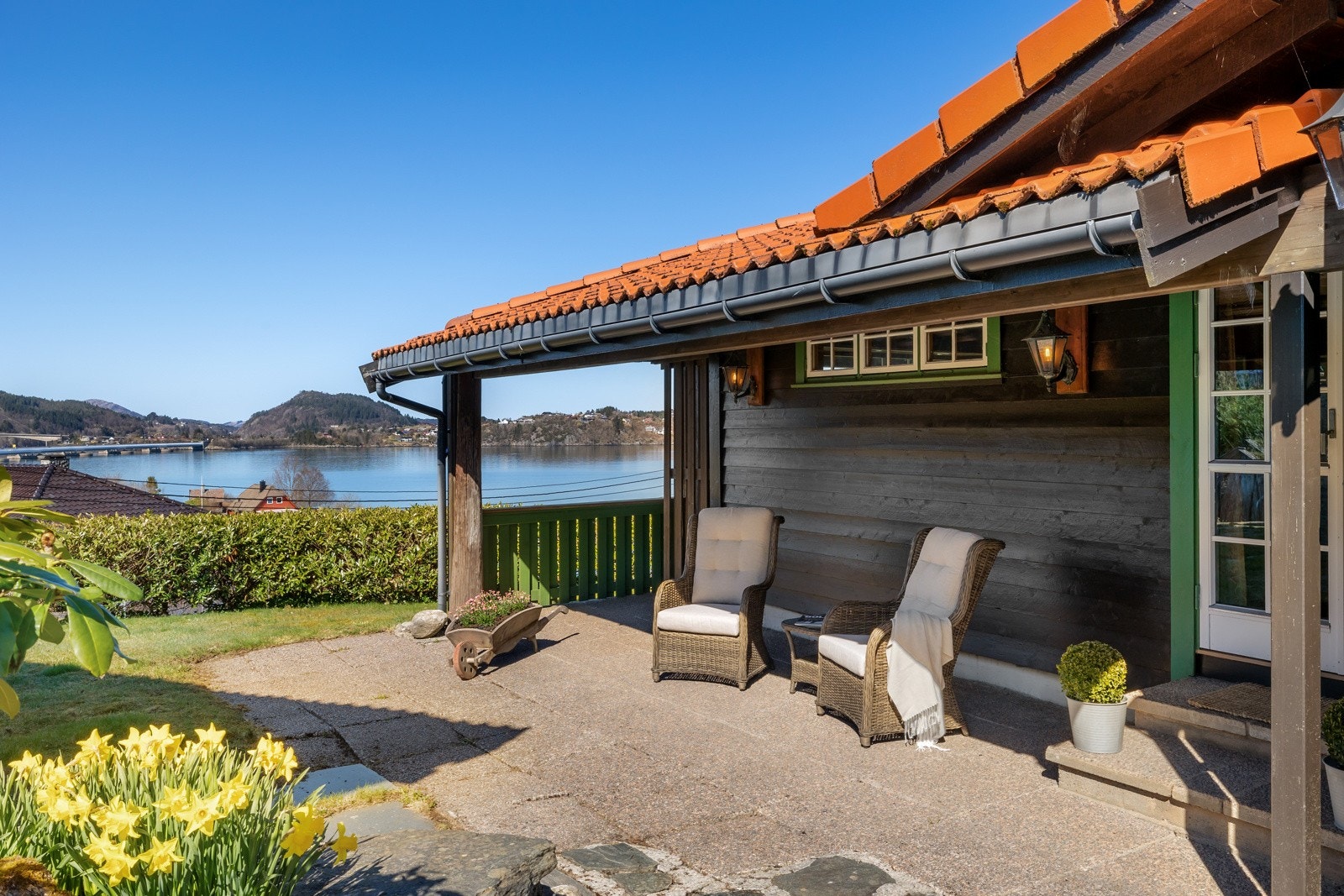 Utsikten kan nytes med sol fra morgen til kveld. Galleribilde