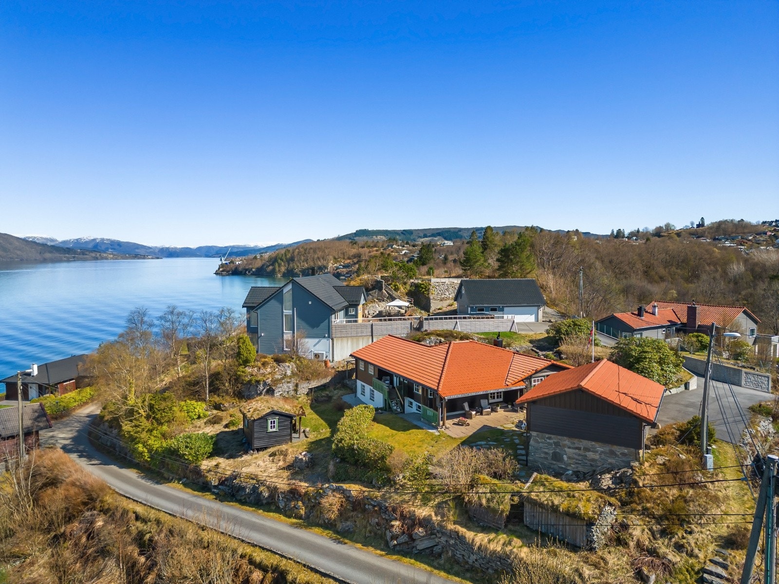 Bak garasjen finner du en liten redskapsbod. Galleribilde