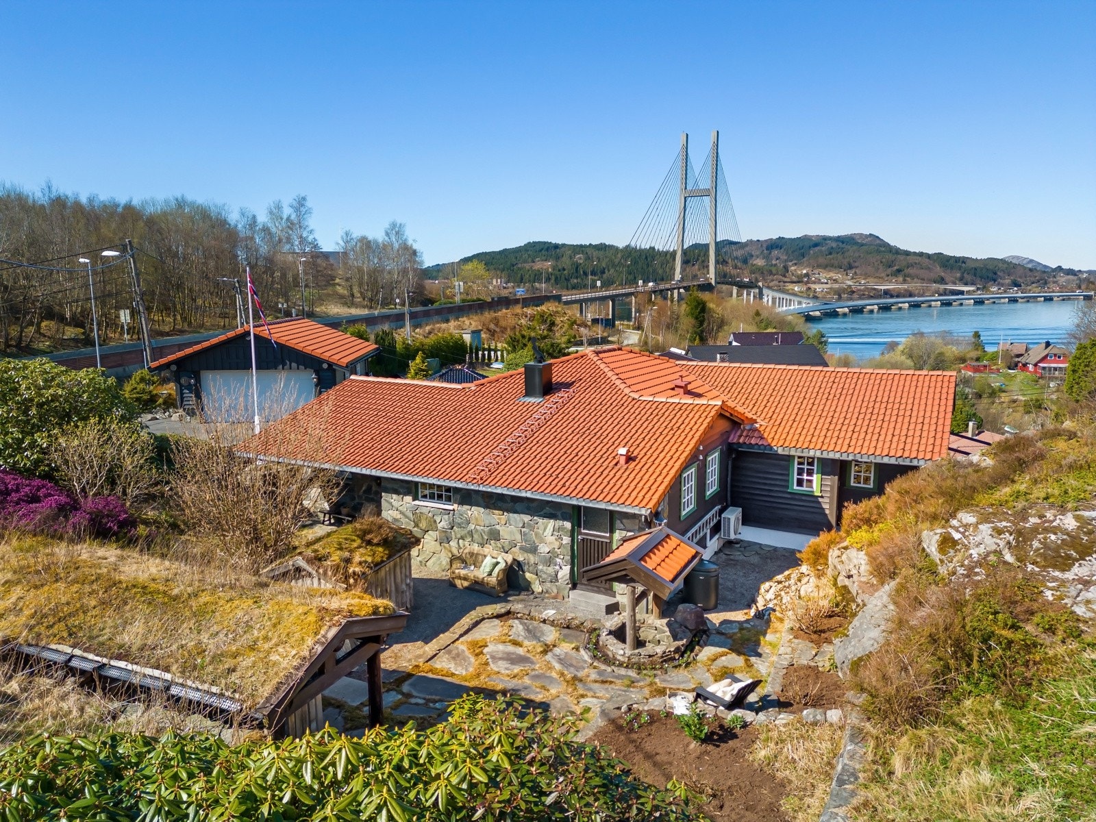 Hovedetasjen i boligen rommer alt man trenger, så her får du stort sett alt på ett plan! Galleribilde