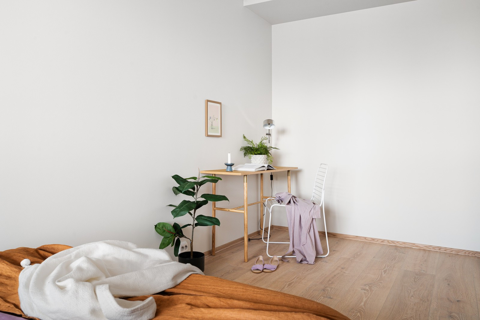 I tillegg er det plass for skyvedørsgarderobe.