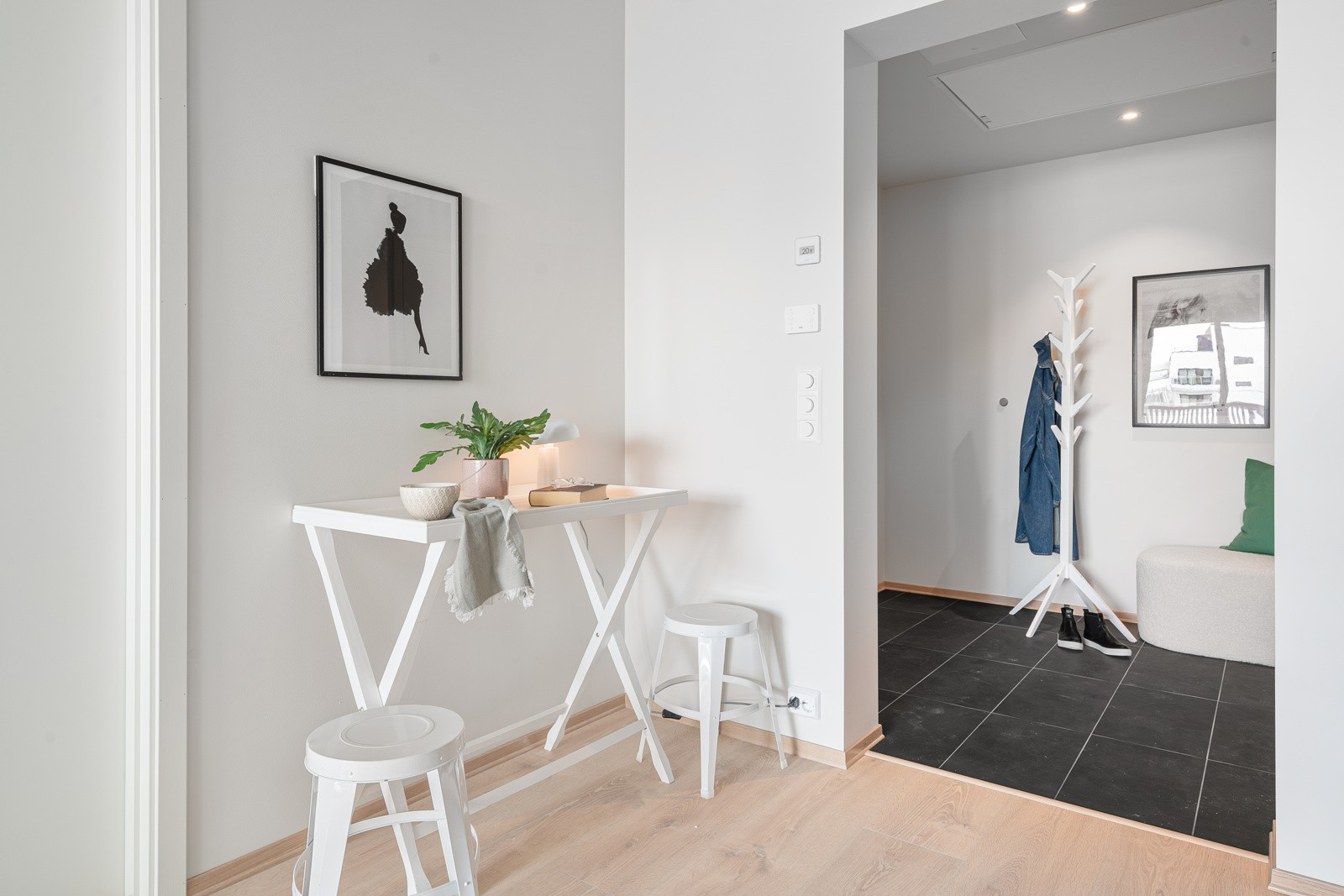 Fliser i entré og tilrettelagt for oppbevaringsmøbel.