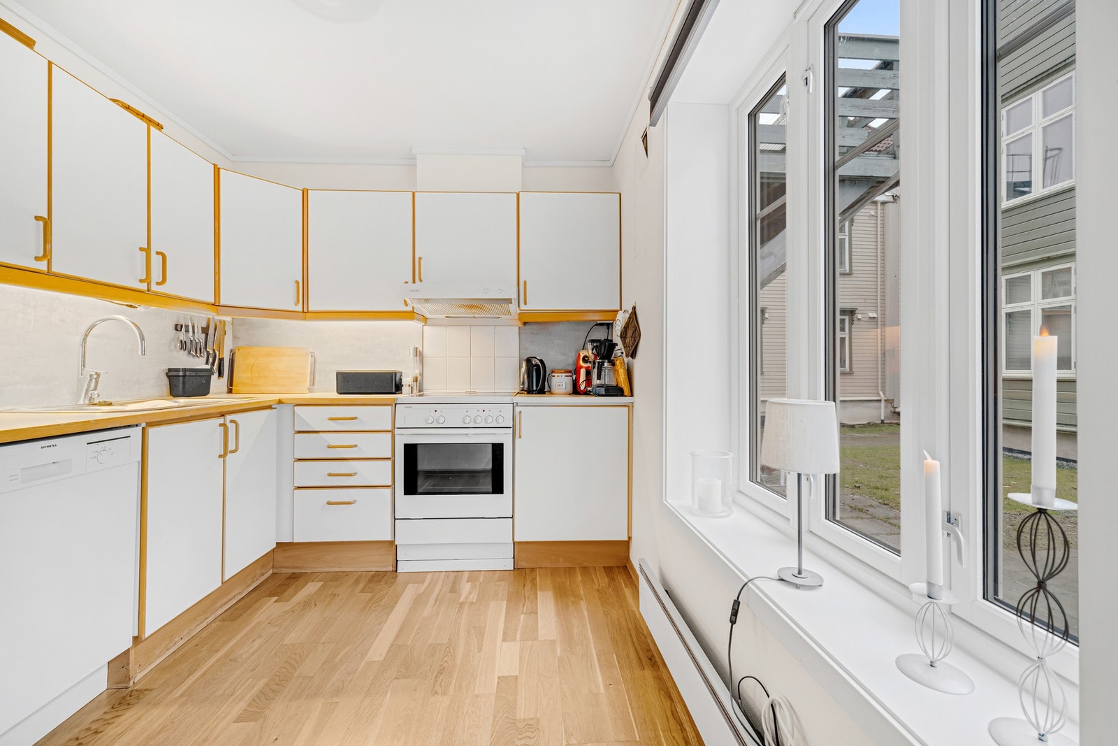 Kjøkkenet har plass til koselig frokostbord ved vinduet. Galleribilde