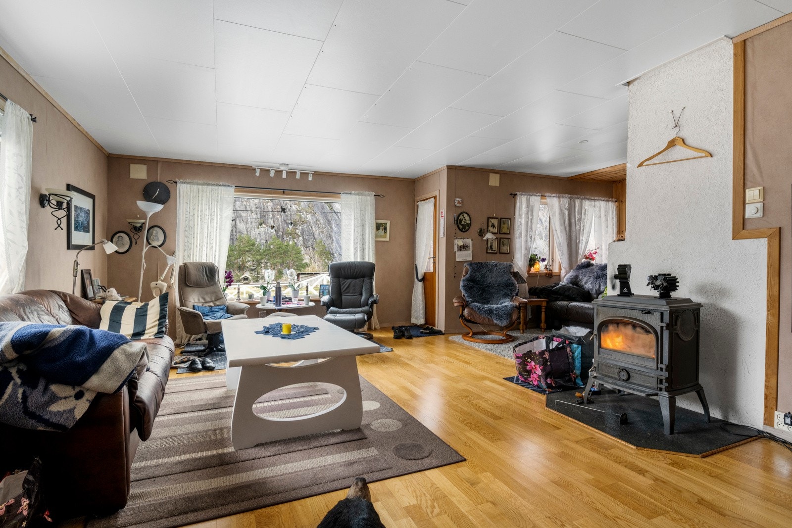 Vedovn i stue. Galleribilde