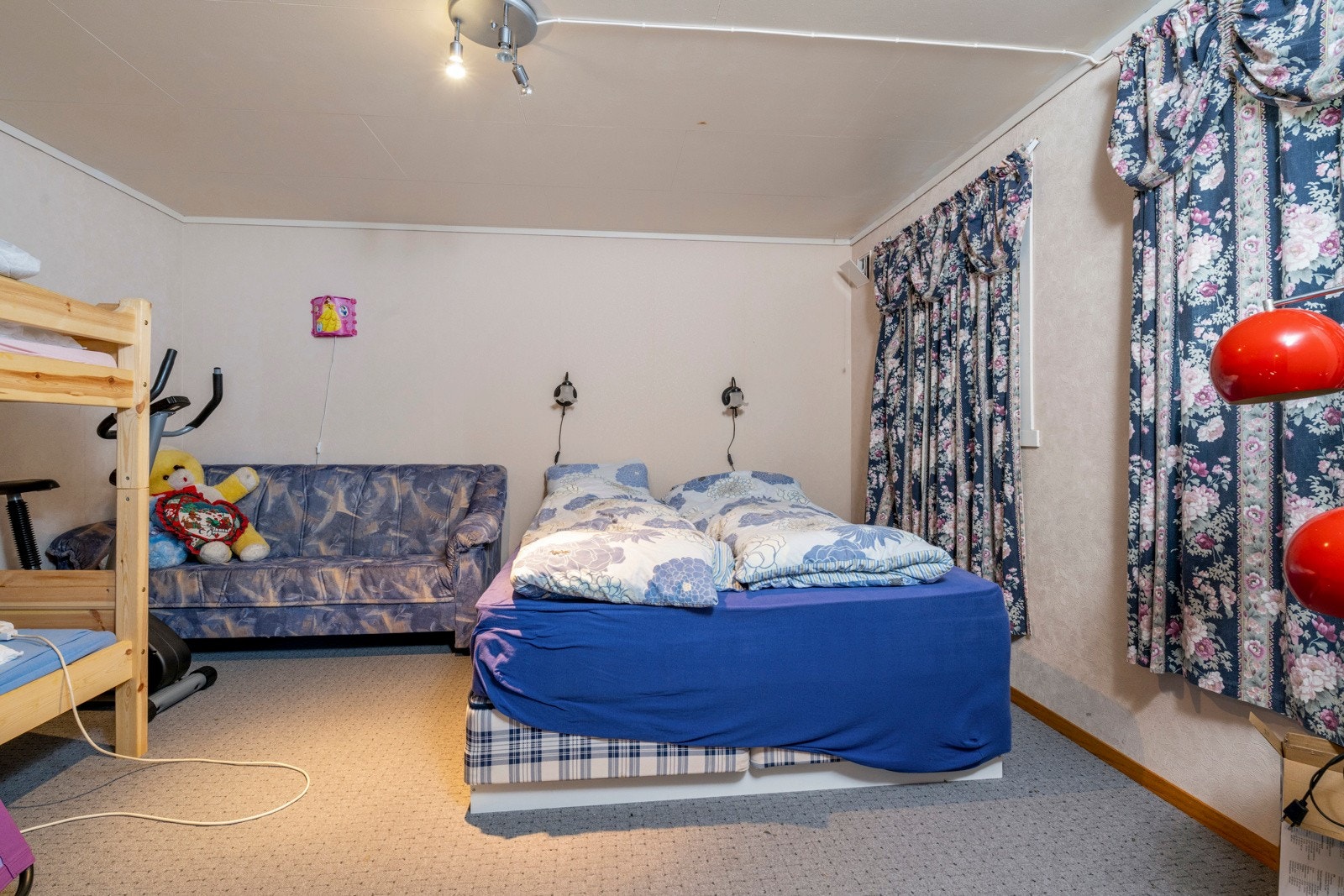 Hobbyrom/kjellerstue i underetasjen. Galleribilde