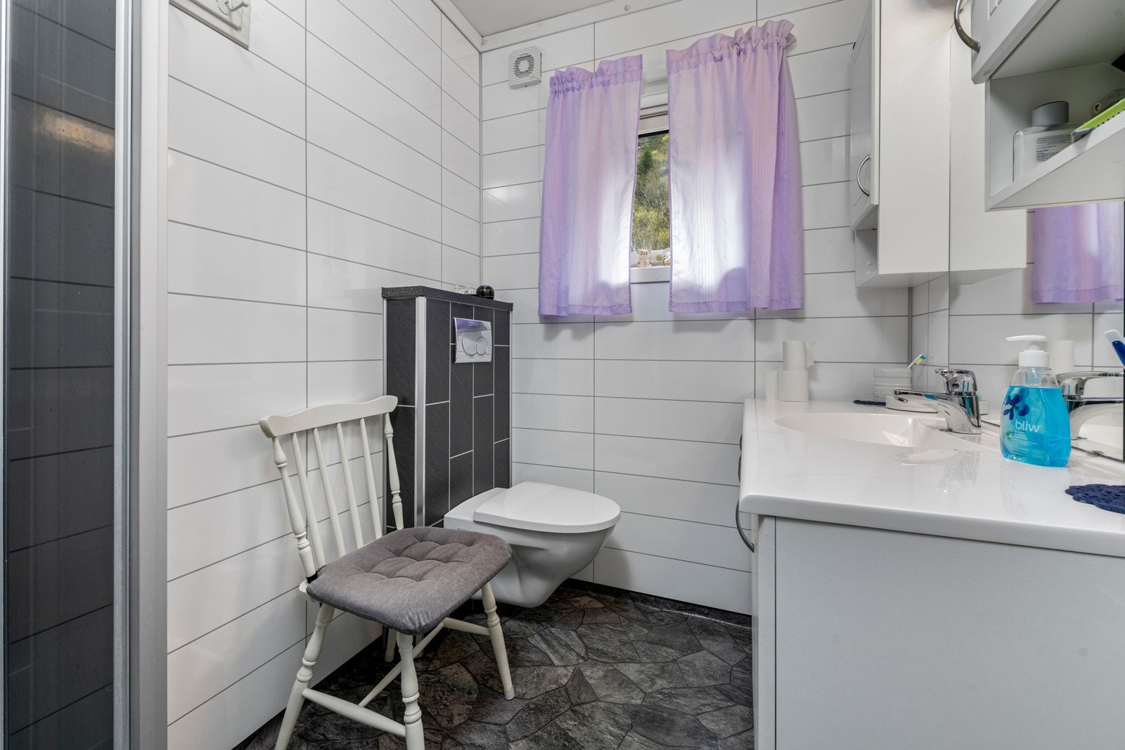 Oppusset bad med lys innredning. Galleribilde