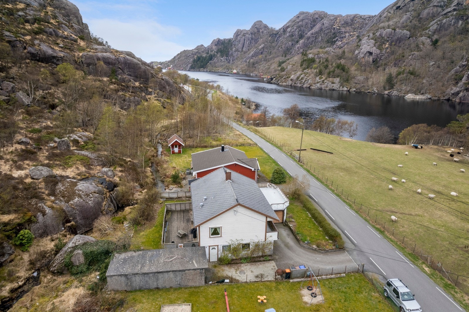 Landlig beliggenhet på veien ut mot Roligheten i Åna-Sira. Galleribilde