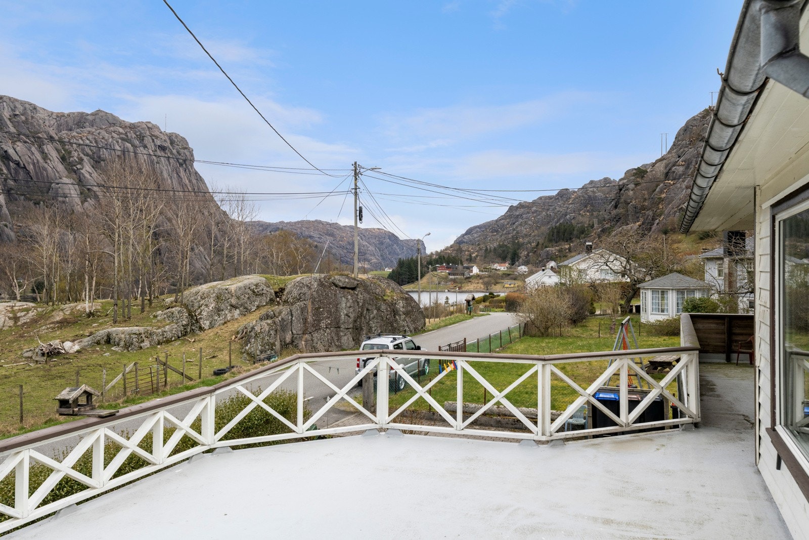 Romslig terrasse over garasjen. Galleribilde