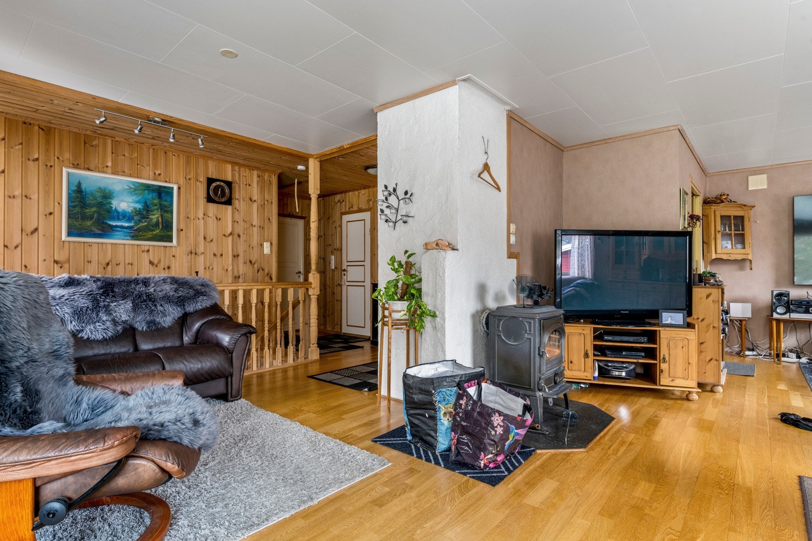 Romslig stue med gode møbleringsmuligheter. Galleribilde