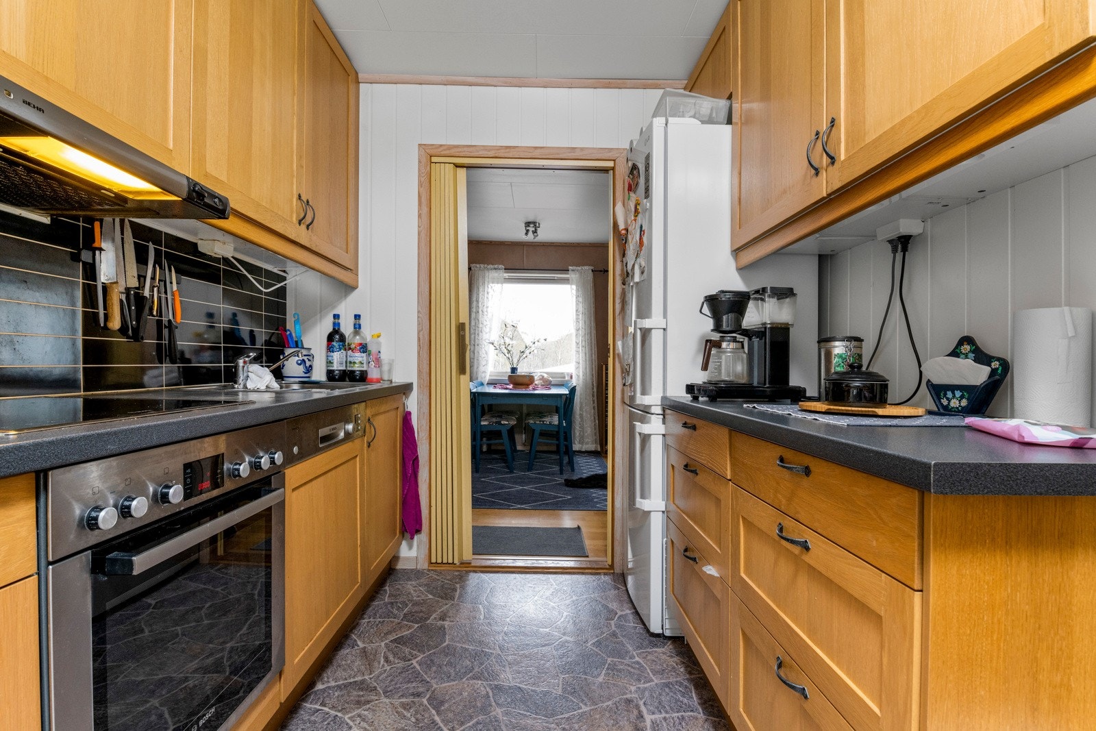 Kjøkken med god skap- og benkeplass. Galleribilde