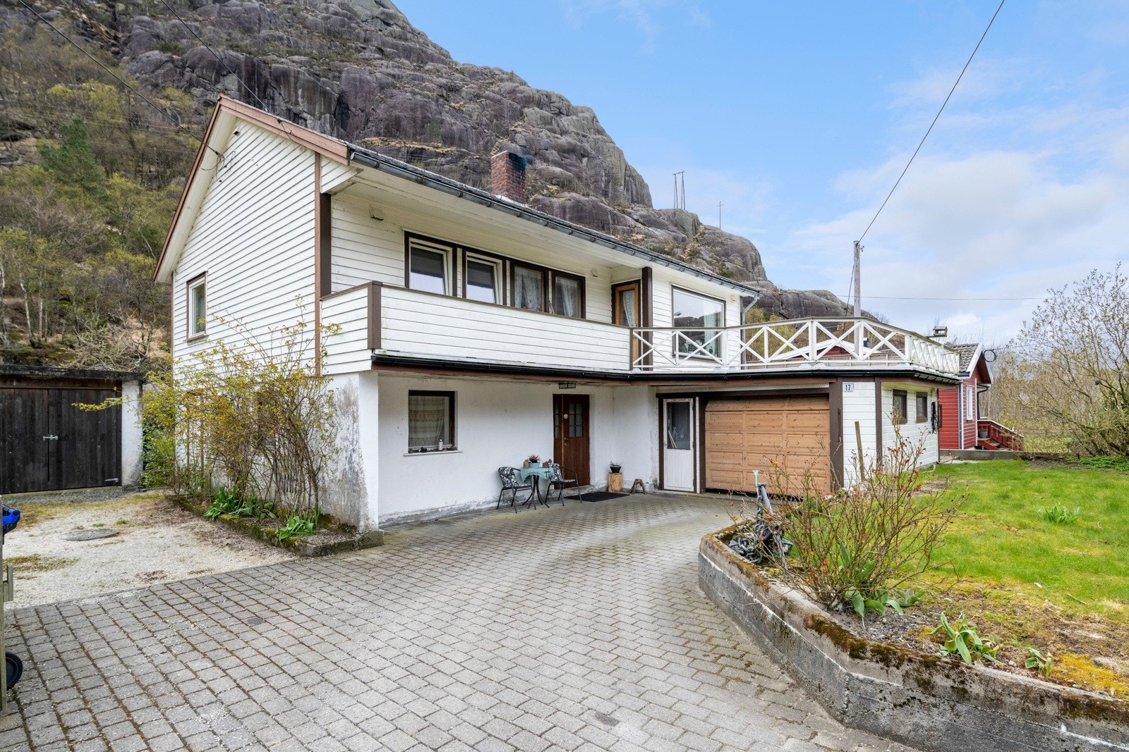 Innkjørsel og fasade. Galleribilde