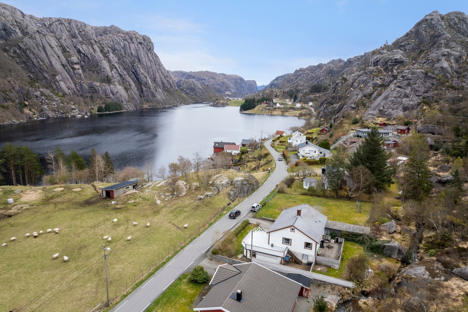 Dronebilde innover mot Åna-Sira. Galleribilde