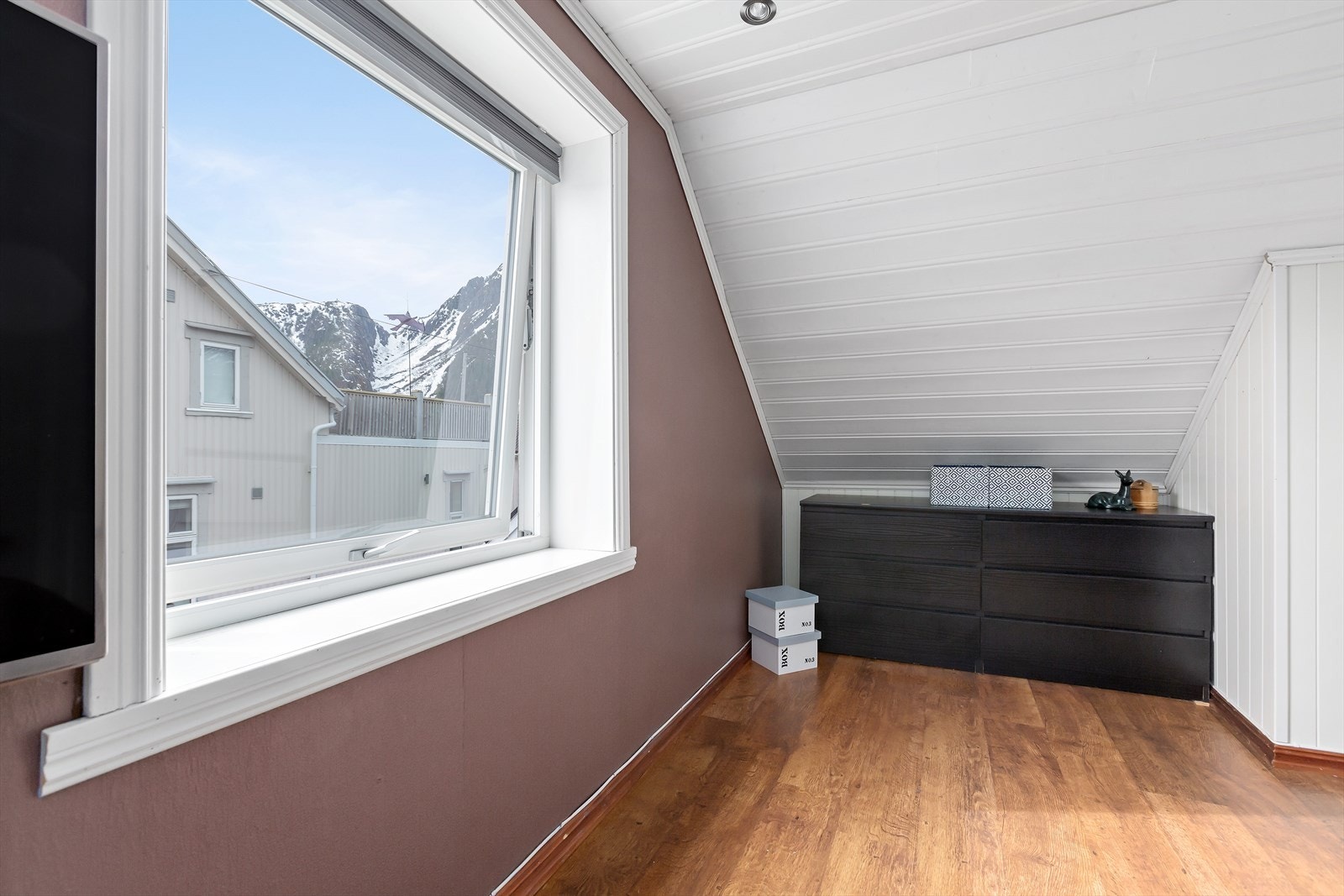 Utsikt mot Helgelandstrappa i Øyfjellet fra vinduet i soverom 2 Galleribilde