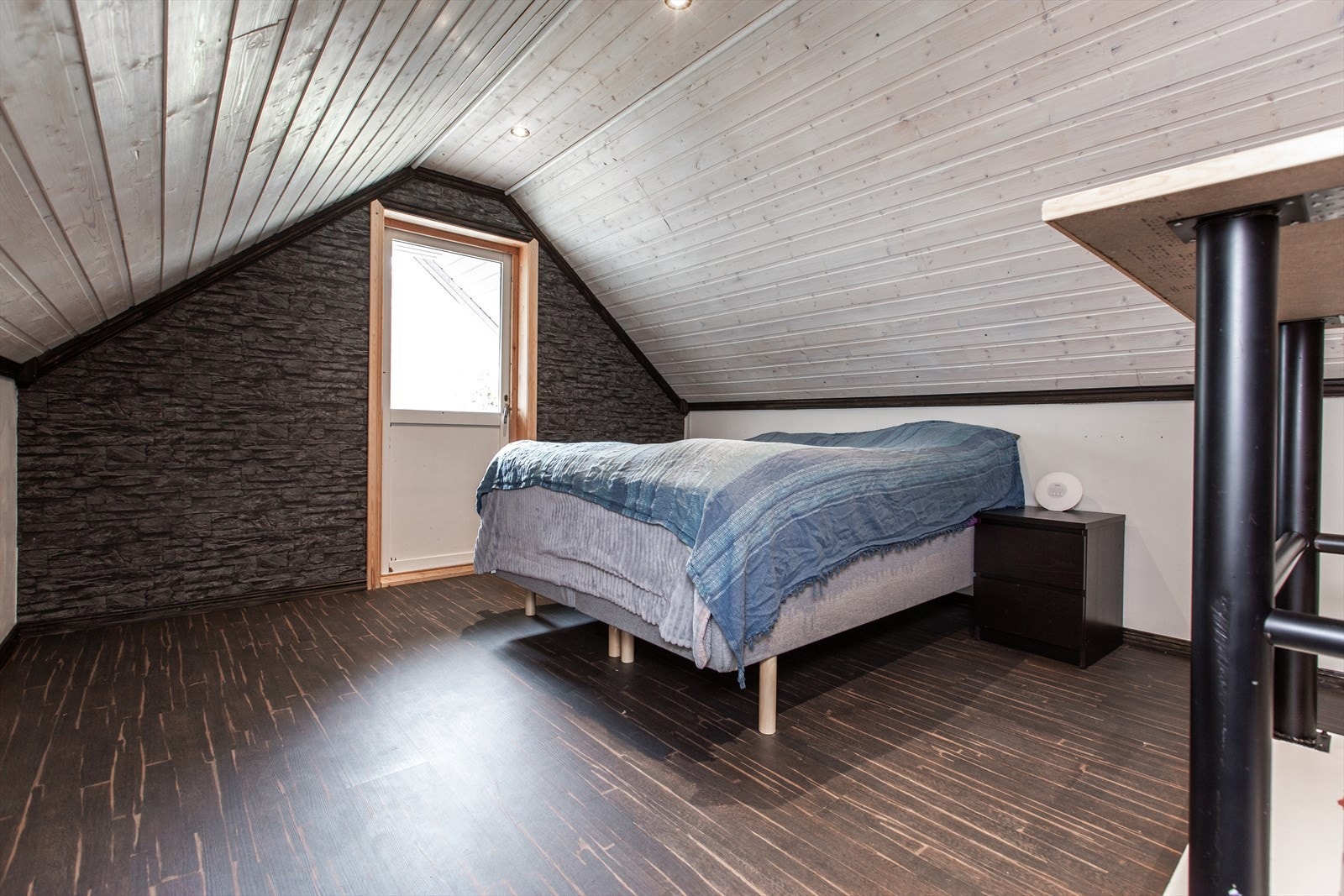 Oppholdsrom i hybel 2, 2.etg. samt utgang til liten altan. Galleribilde