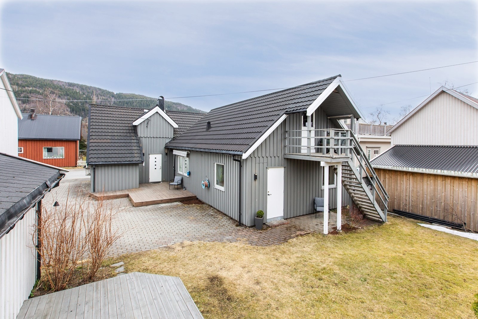 Fasade, inngang til hybler til høyre Galleribilde