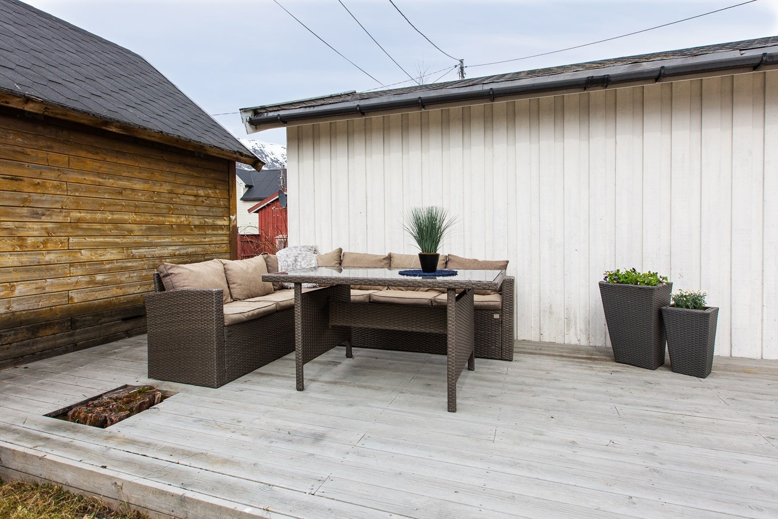 Uteområdet er opparbeidet med brostein og gress. Platting med plass til utemøblement. Utvendig bod. Galleribilde