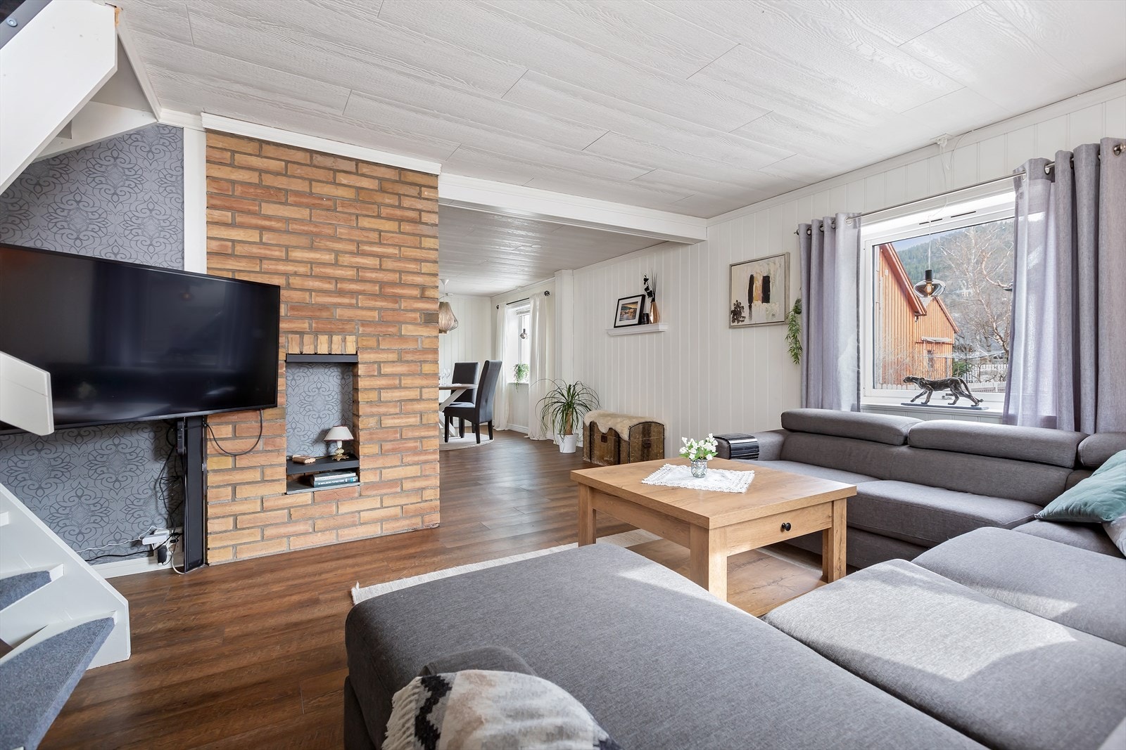 Her er det mulighet for å sette inn vedovn, trappen fører til to soverom i 2.etg. Galleribilde