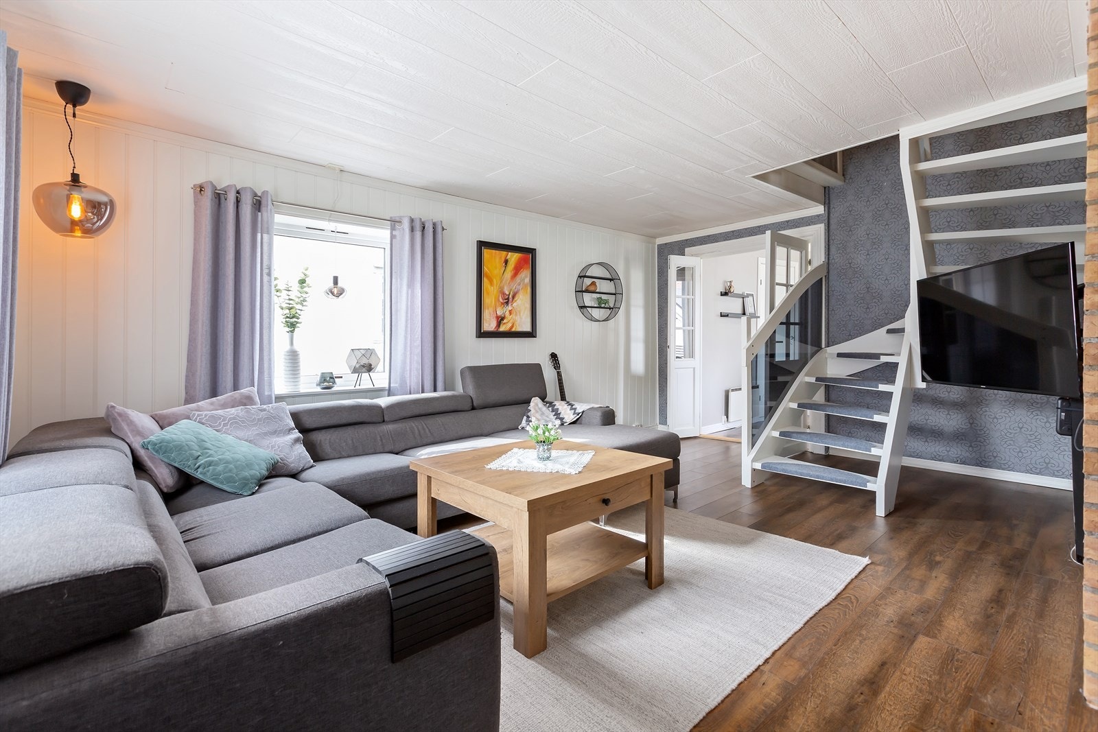 Stor stue med flere møbleringsmuligheter, her er det plass til sofagruppe og spiseplass om ønskelig Galleribilde