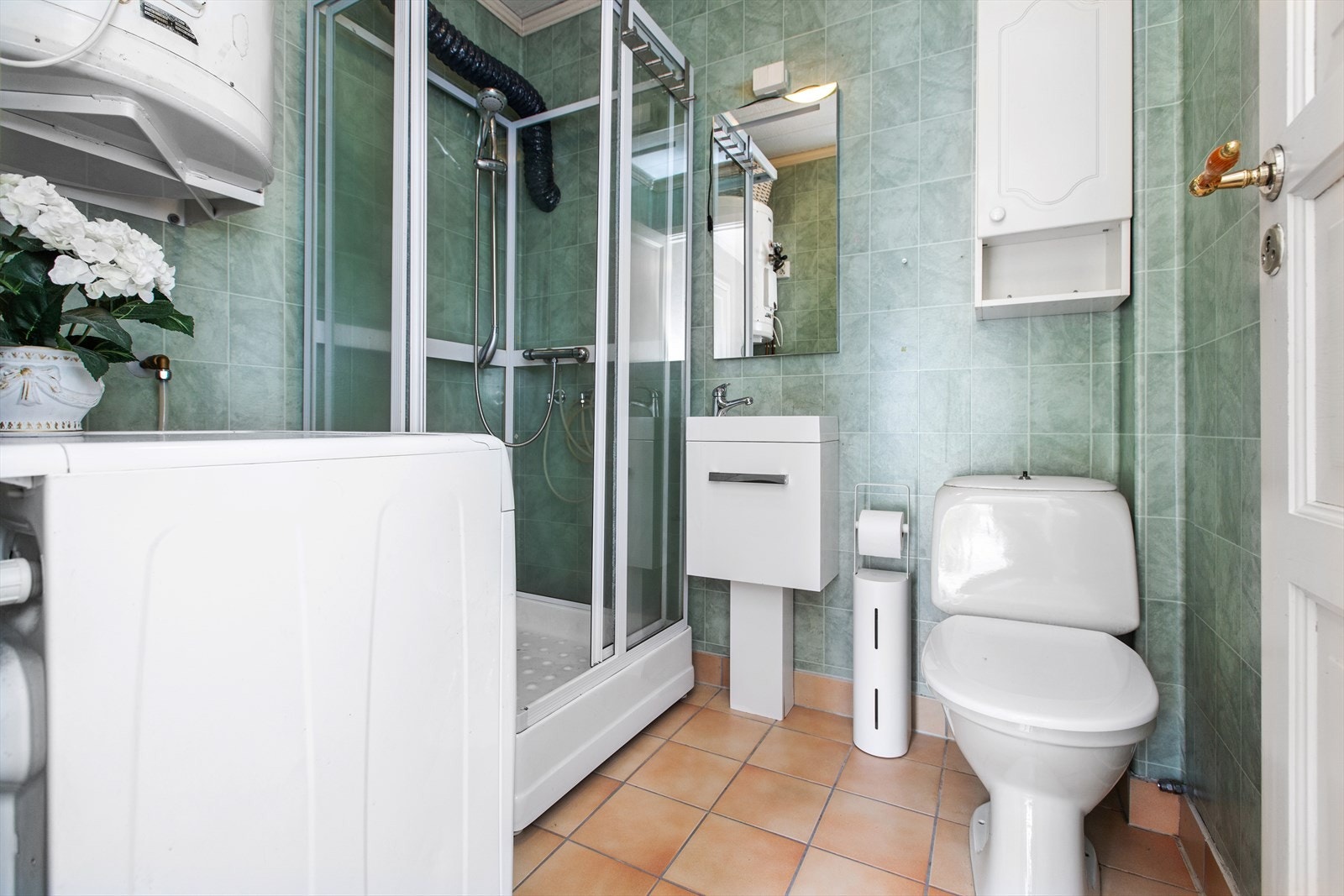 Hyblene har praktisk bad med dusjkabinett, toalett, avsatt plass til vaskemaskin og egen varmtvannsbereder. Galleribilde