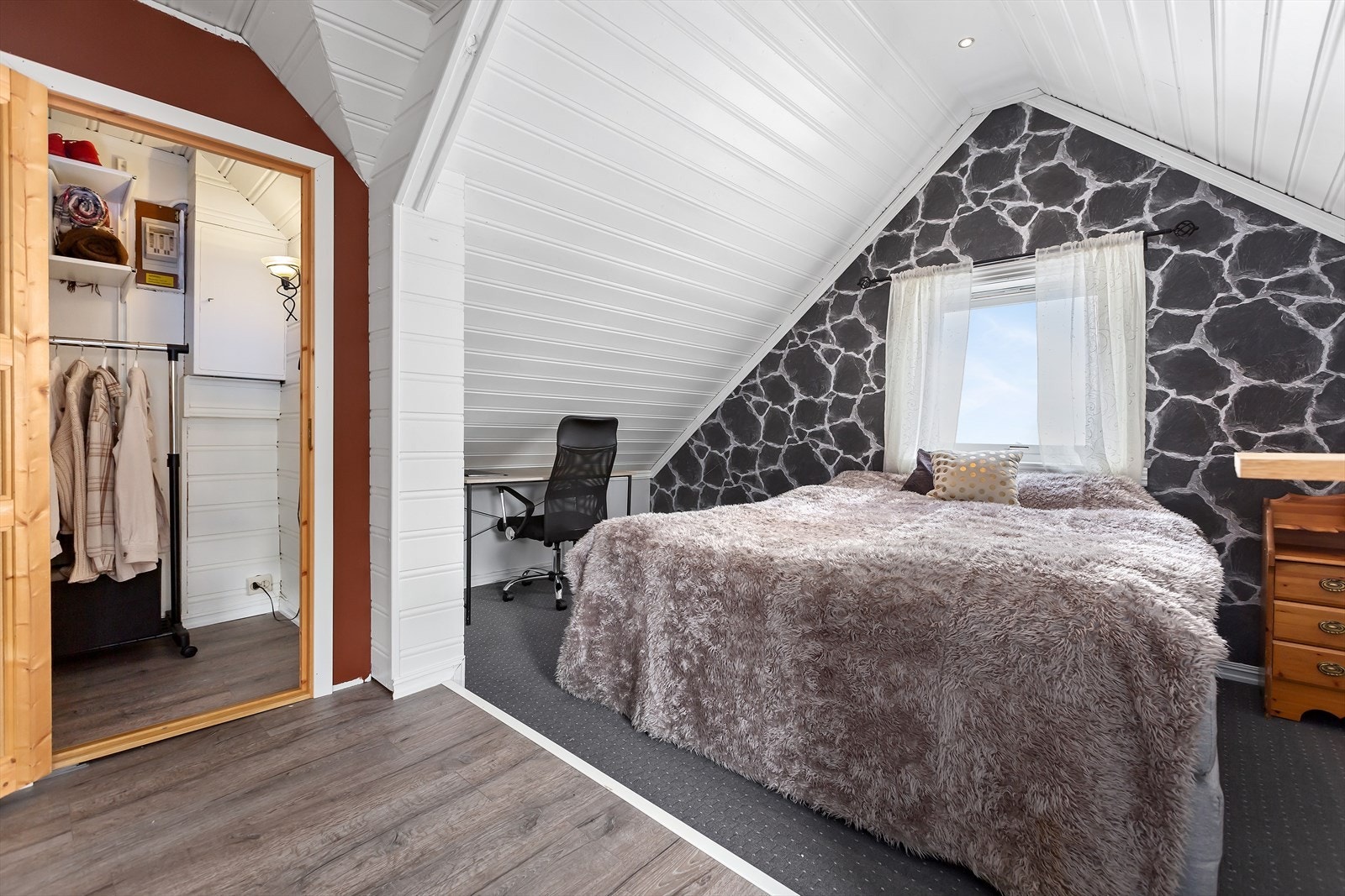 Walk-in closet fra det ene soverommet. Galleribilde