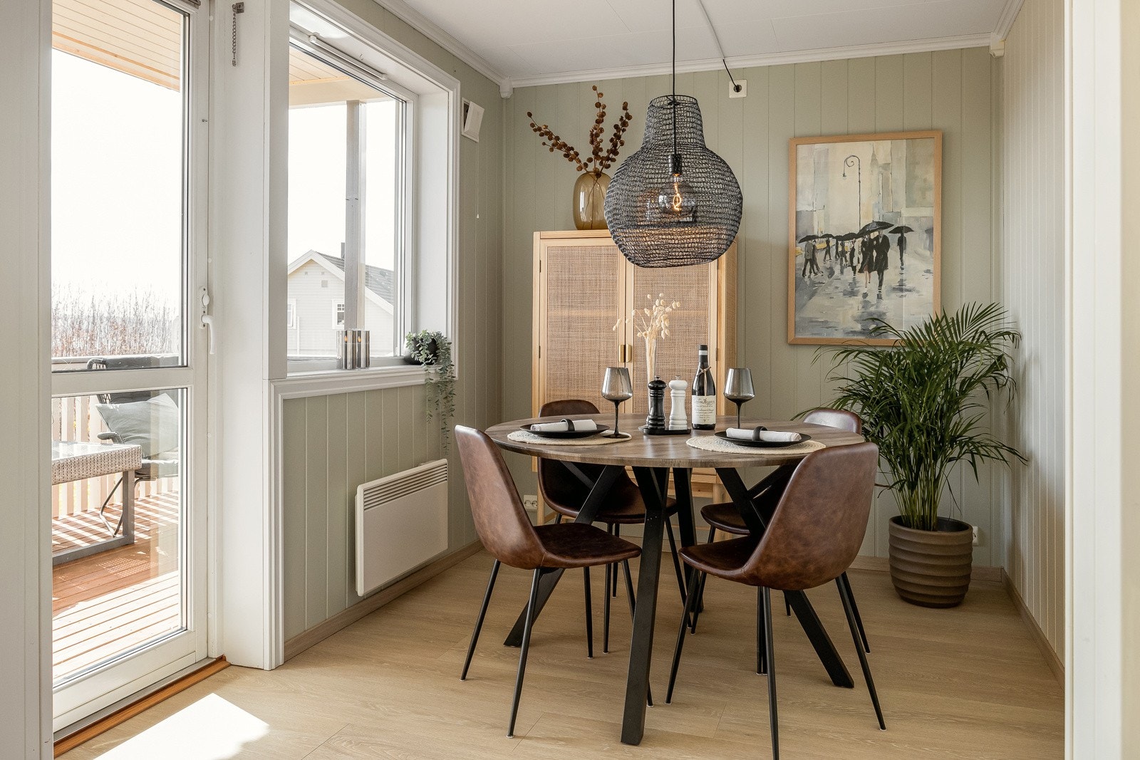 Stuen har en egen spisestuedel hvor det er plass til en større spisegruppe hvor man kan invitere venner eller familie på et bedre måltid Galleribilde