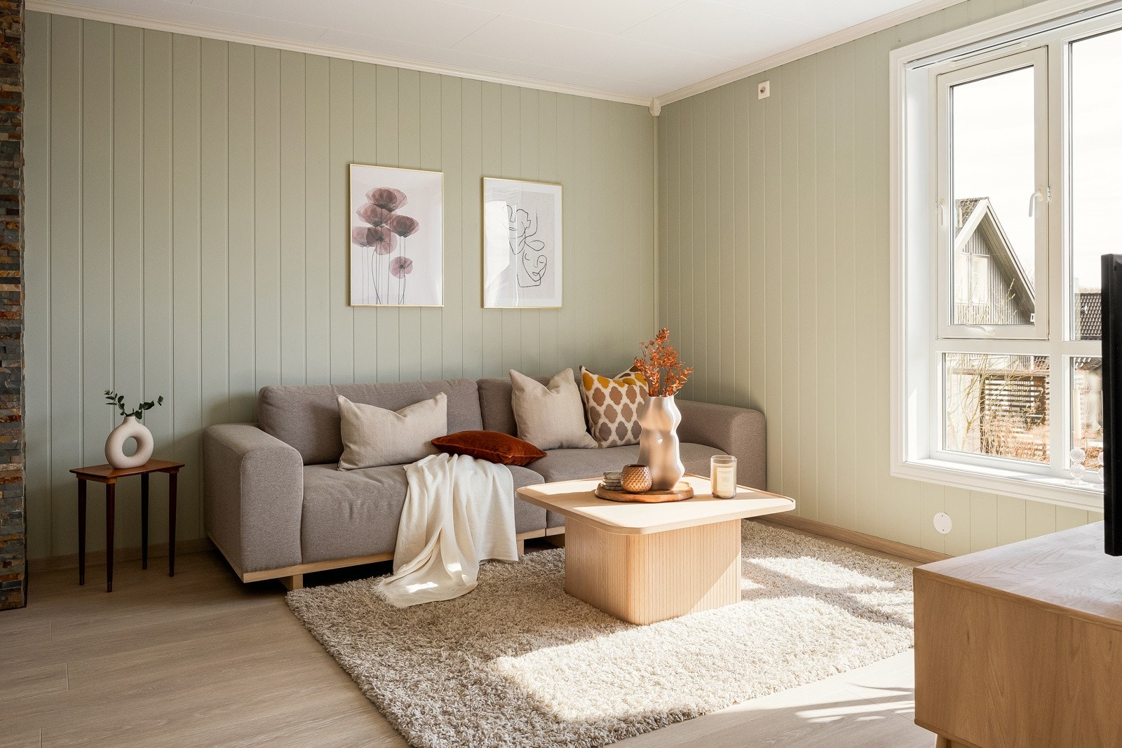 Leiligheten har delikate overflater med en blanding av panel og slette overfalter på vegger og et flott enstavsgulv som er gjennomgående i hele leiligheten Galleribilde
